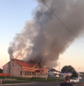 На Закарпатті біля КПП "Тиса" горить будівля (ВІДЕО)