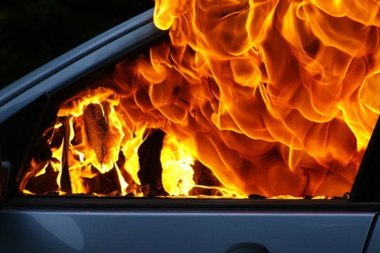 Пожежа в Ужгороді: автомобіль згорів вщент (ВІДЕО)