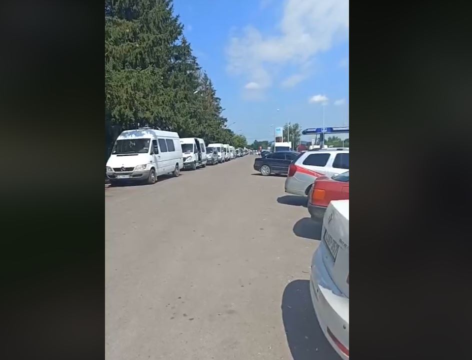 Колапс на КПП Лужанка: люди стоять в черзі вже 18 годин (НАЖИВО)