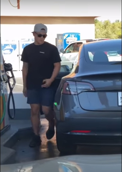 Курйоз дня: чоловік намагався заправити електрокар Tesla бензином (ВІДЕО)