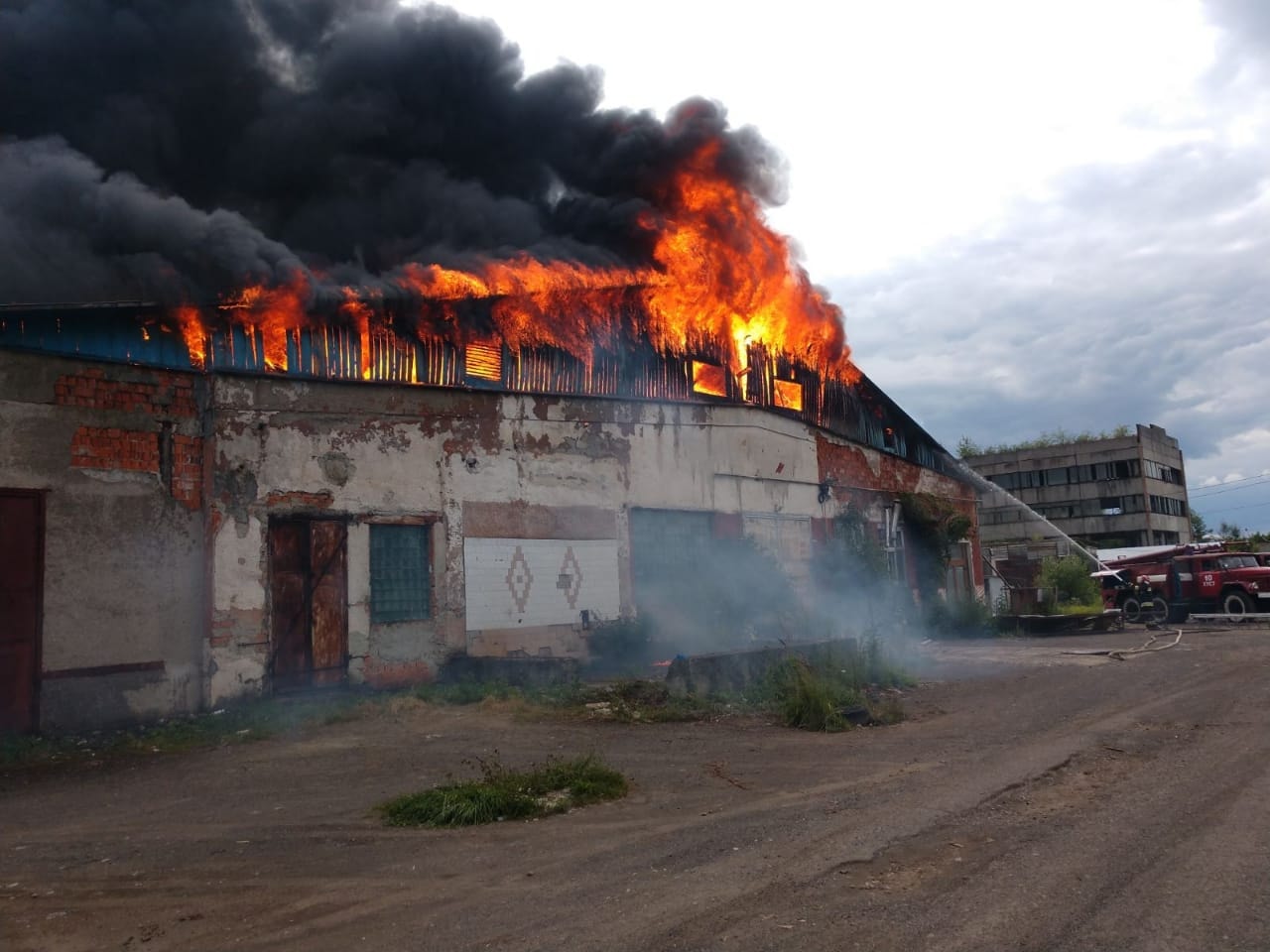 Пожежа в Хусті: горить район автобазару (ФОТО, ВІДЕО)