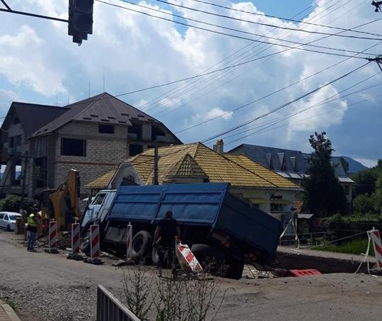 ДТП на Закарпатті: в Буштині вантажівка з'їхала у кювет (ФОТО)