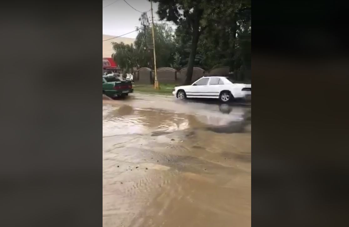 Негода в Ужгороді: затоплені вулиці біля Дастора (ВІДЕО)