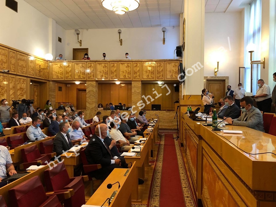 Почалася сесія Закарпатської обласної ради: на розгляді понад півсотні питань (ФОТО)
