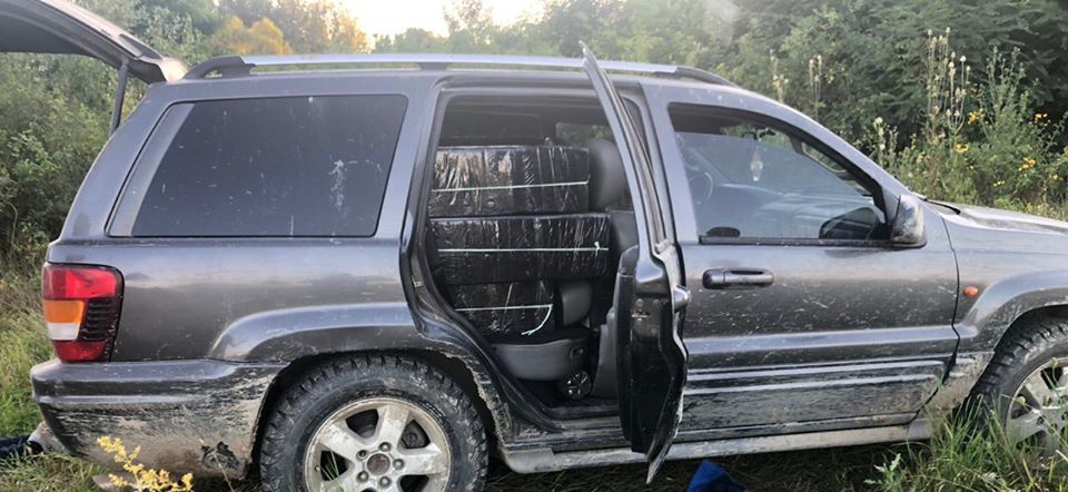 Довелось стріляти: запакований контрабандою «Jeep» затримали на Закарпатті