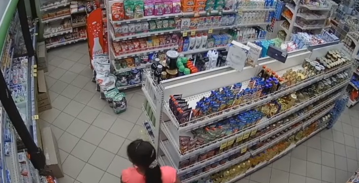 В магазинах Ужгорода продовжують орудувати крадії (ВІДЕО)