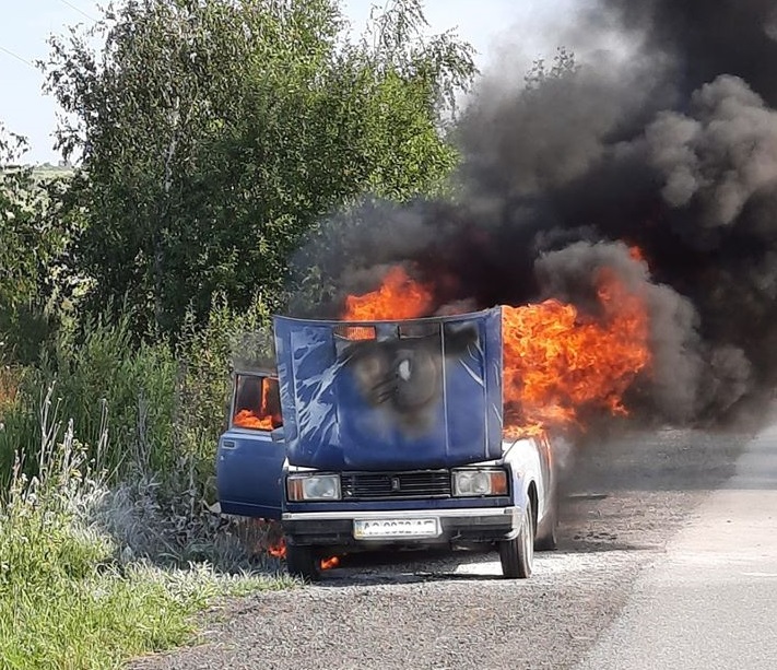 Проїжджаючі повз не залишились байдужими: на Ужгородщині під час руху загорілась автівка