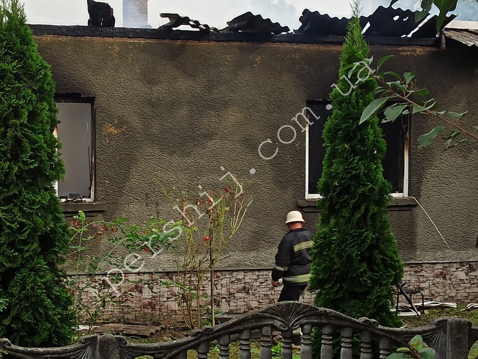 Будинок згорів вщент: подробиці масштабної пожежі в Мукачеві (ФОТО)