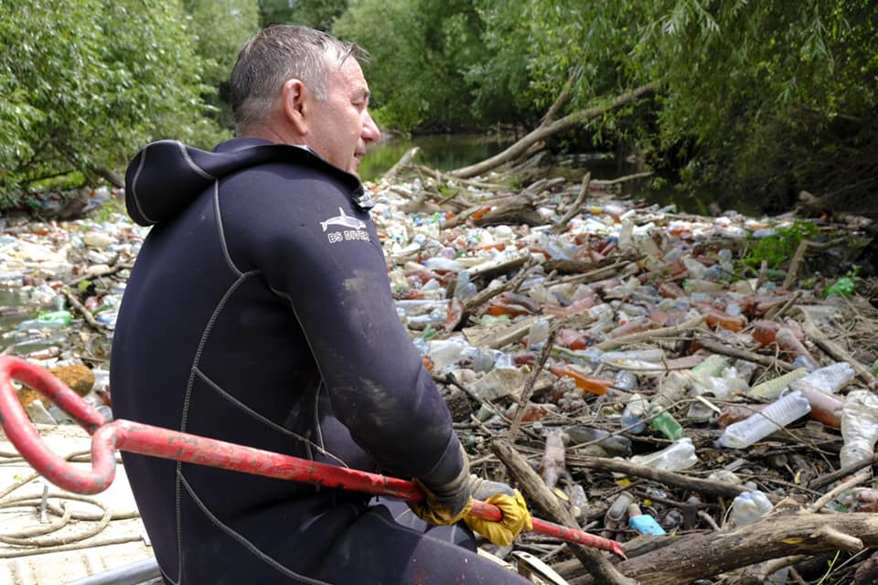 Боржава потопає у пластику: рятувальники третій день чистять річку (ФОТО, ВІДЕО)