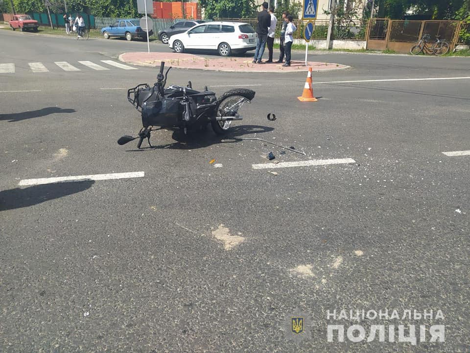 Розтрощений мотоцикл посеред дороги: аварія на Виноградівщині (ФОТО)