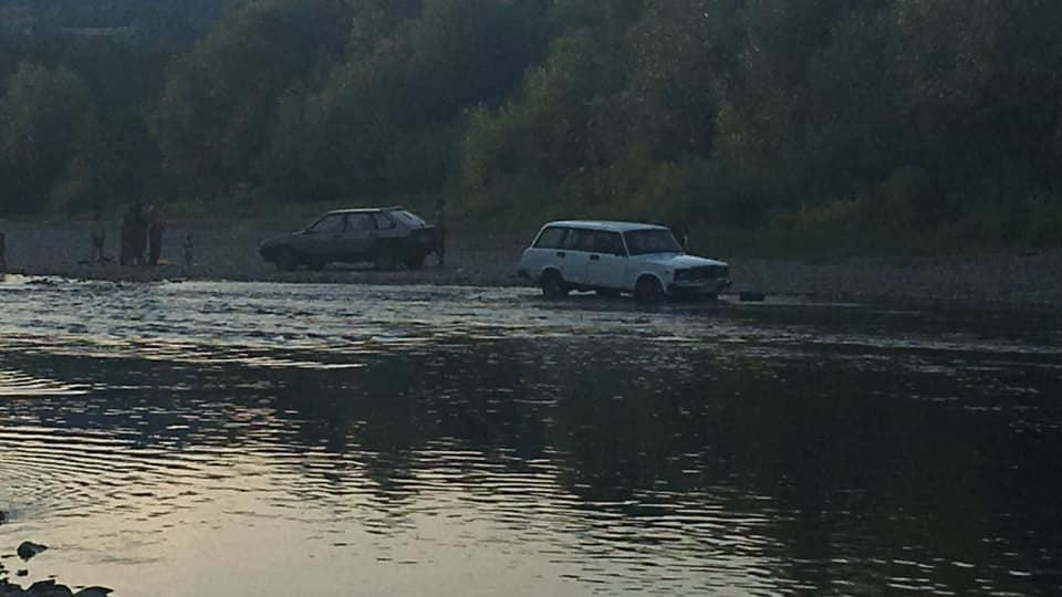 На Свалявщині чоловіки влаштували автомийку посеред річки (ВІДЕО)