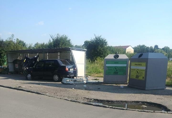 Аварія в Ужгороді: автомобіль опинився на смітнику (ФОТО)