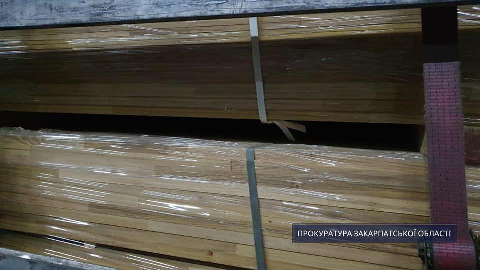 Контрабанда на КПП Ужгород: деревини на майже мільйон гривень намагалися вивезти до Європи (ФОТО)