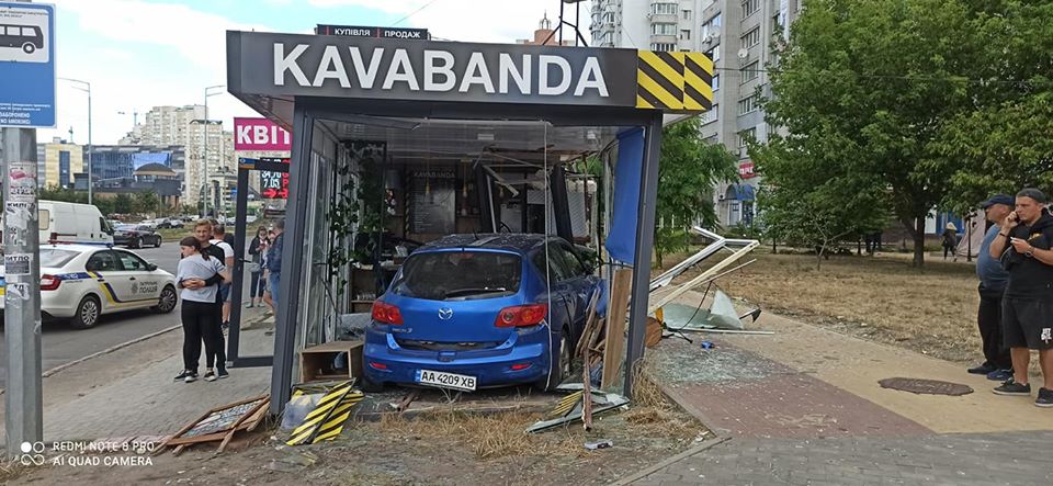 Стартанув на жовтий: в Києві водій в'їхав у кав'ярню, є постраждалі (ФОТО)