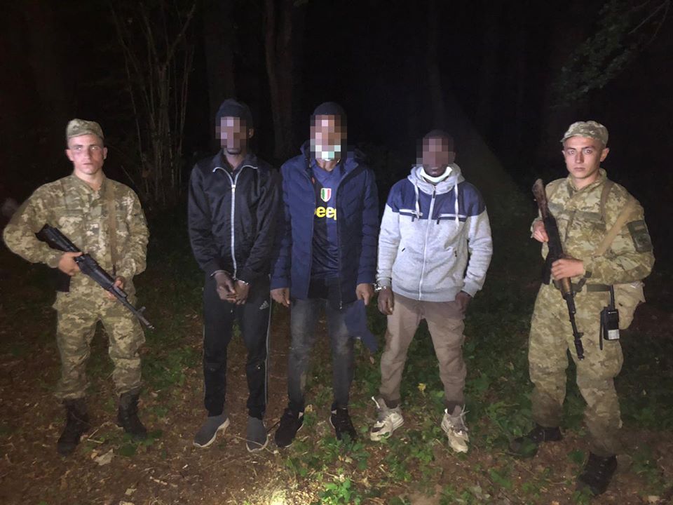 Втікали до ЄС: на кордоні зі Словаччиною затримали чотирьох африканців (ФОТО)