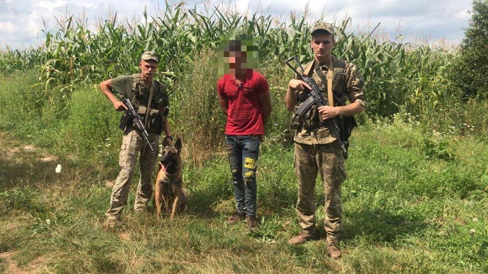 Підозрюваний у скоєнні вбивства у Румунії: Мукачівські прикордонники затримали іноземця (ФОТО)