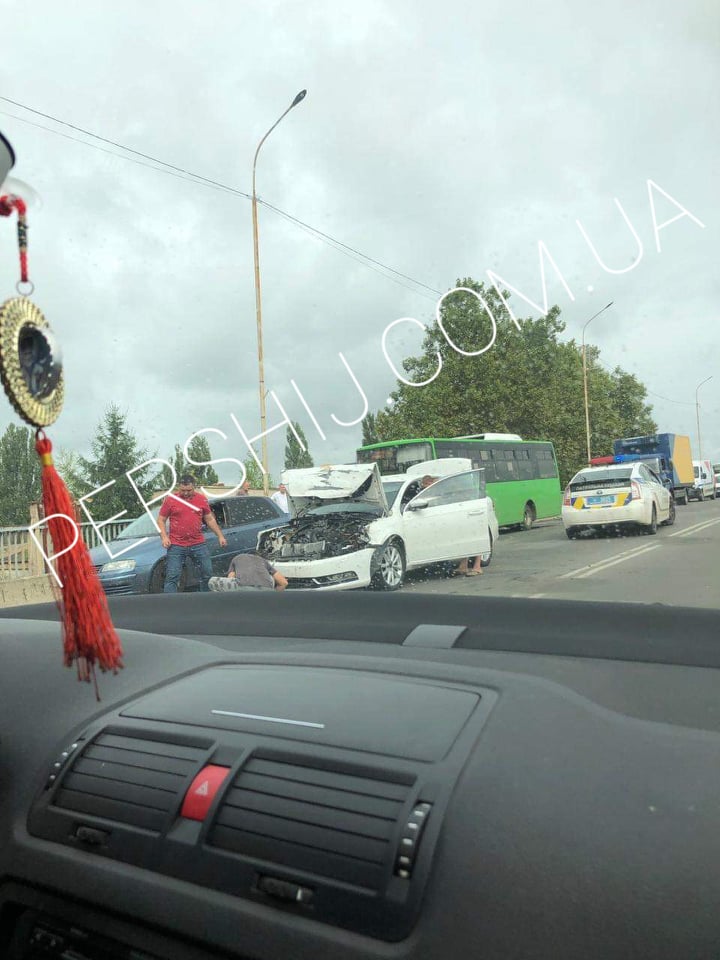 ДТП у Мукачеві: на мості поблизу ГІДа авто розбите вщент (ФОТО)