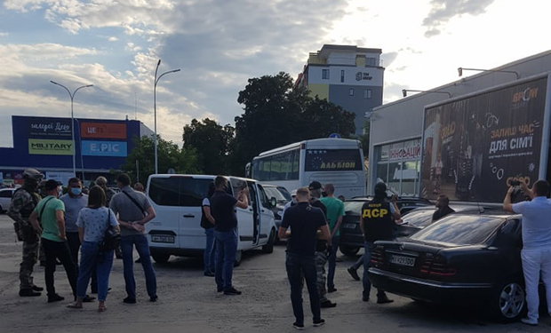 В Ужгороді триває спецоперація: силовики затримують невідомих осіб ( ФОТО, ВІДЕО)