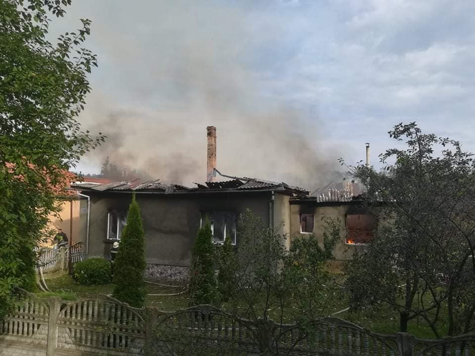 Багатодітна родина священика з Мукачева потребує допомоги у відновленні будинку після пожежі (ФОТО)