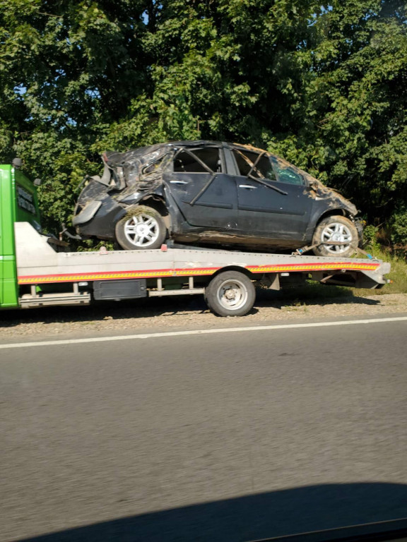 Понівечений автомобіль: аварія на Мукачівщині (ФОТО, ВІДЕО)