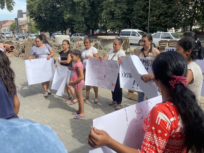 В Ужгороді матері-одиначки протестували проти скасування соцвиплат (ФОТО)