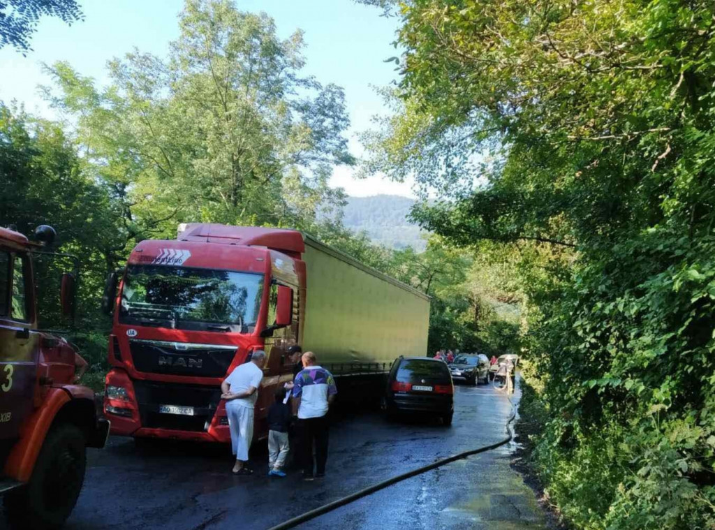 Витік палива: на Закарпатті зіштовхнулася вантажівка з легковиком (ФОТО)