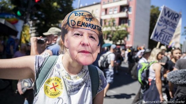 Протести в Німеччині: 17 тисяч людей вийшли на мітинг проти масок (ВІДЕО)