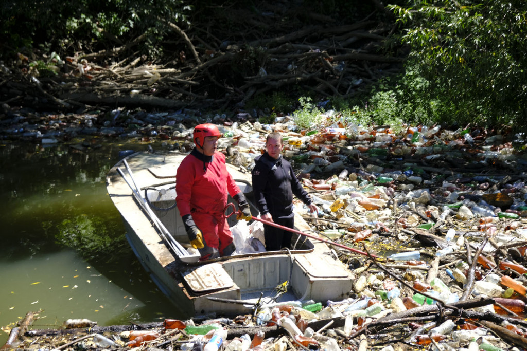П'ятий день поспіль закарпатські рятувальники розчищають річку Боржава (ФОТО)