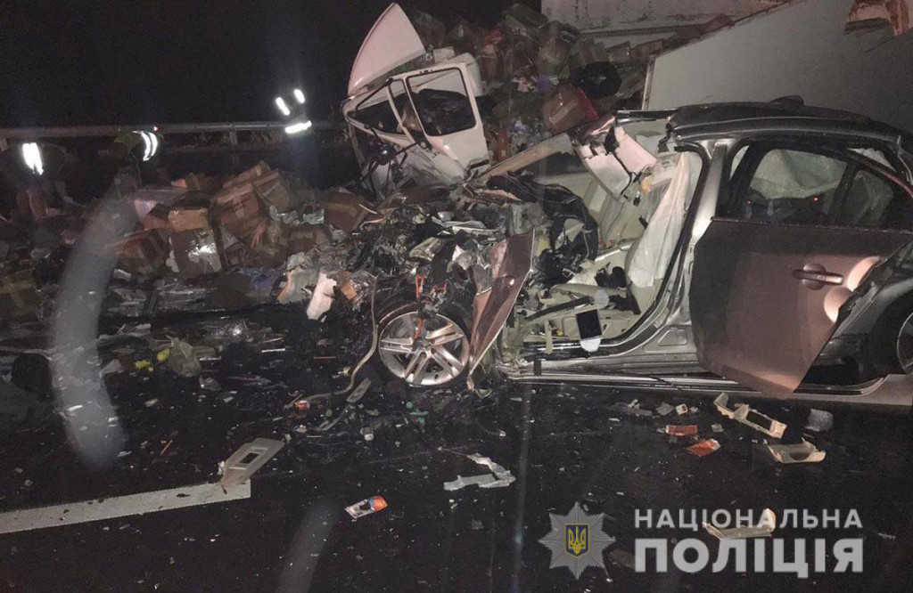 У ДТП під Полтавою загинули водій та двоє маленьких дітей (ФОТО)