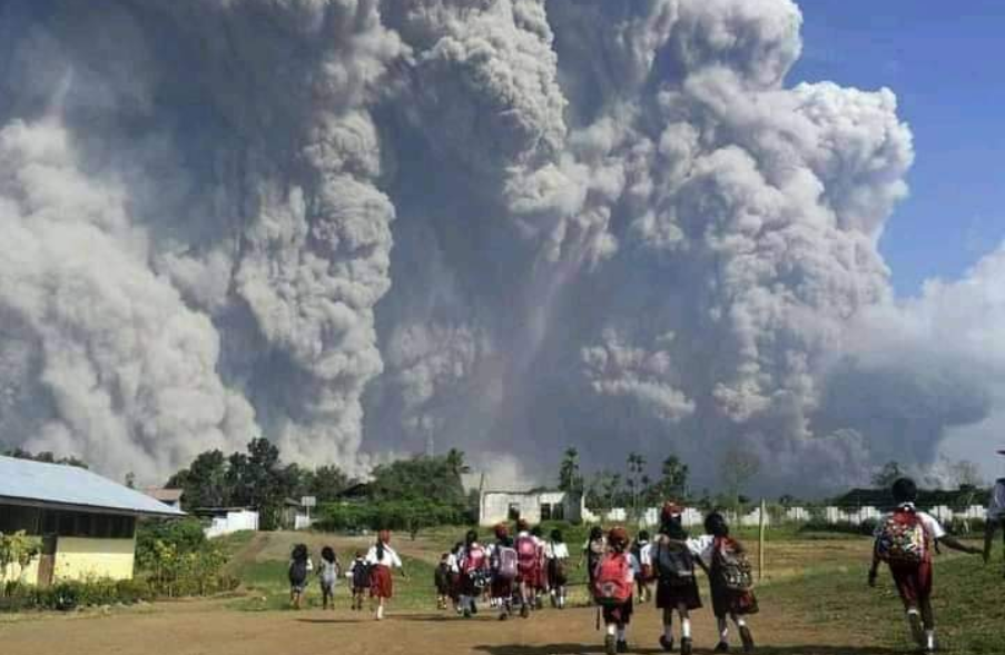 Гігантський стовп попелу: в Індонезії прокинувся вулкан (ВІДЕО)