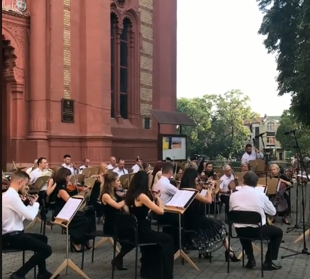"Музичні вечори під каштанами": в Ужгороді насолоджуються музикою (ВІДЕО)