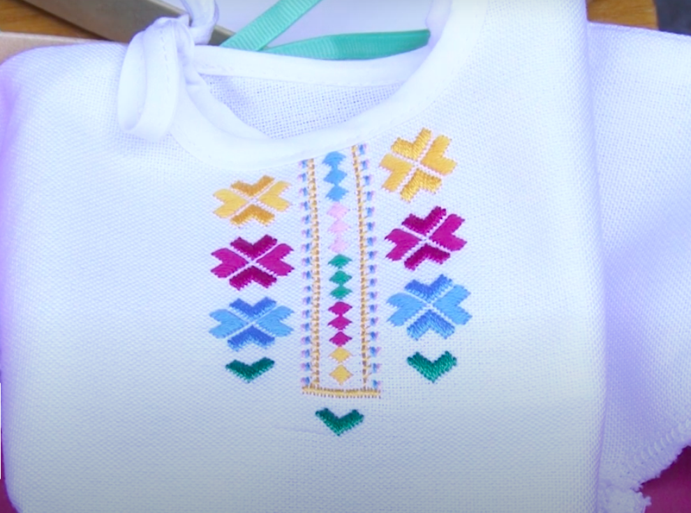Перша вишиванка: до Дня незалежності в Ужгороді подарують національне вбрання малюкам,які народилися 24 серпня (ВІДЕО)
