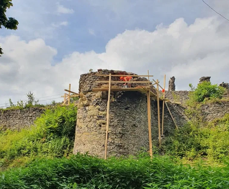 Розпочалася довгоочікувана реставрація Невицького замку (ФОТО)