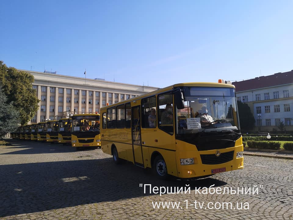 Закарпатські школи отримали 16 нових шкільних автобусів (ФОТО)