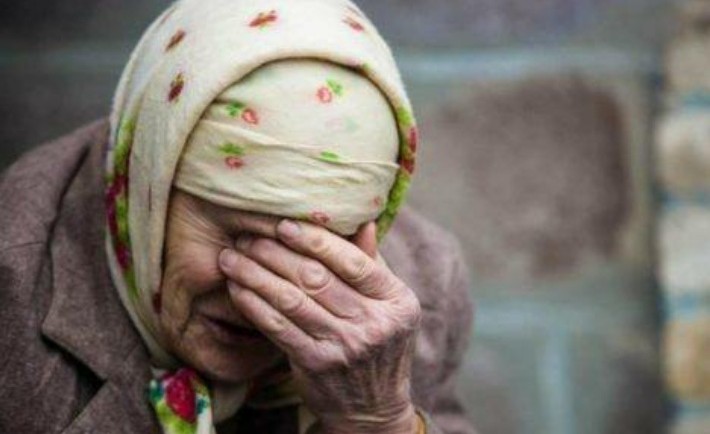 Попросили поїсти: односельчани обікрали 88-літню бабусю на Закарпатті