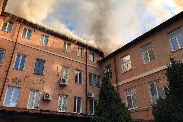 Вогонь знищив понад тисячу квадратних метрів офісу: масштабна пожежа у Дніпрі (ФОТО)