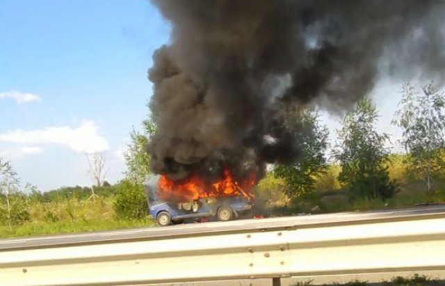 На Ужгородщині посеред траси горить автомобіль (ФОТО, ВІДЕО)