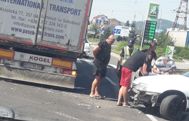 ДТП у Мукачеві: легковик "врізався" у вантажівку (ФОТО)