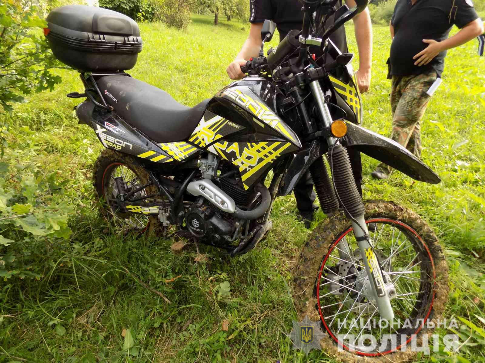 Крадіжка на Хустщині: троє викрали мотоцикл у киянина (ФОТО)
