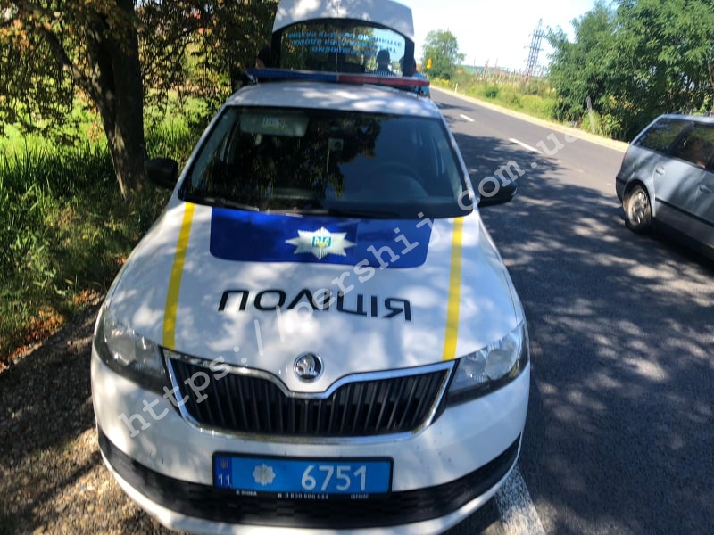 Вийшли на полювання? Поблизу Мукачева поліція з вимкненими проблисковими маячками зупиняє водіїв (ФОТО, ВІДЕО)