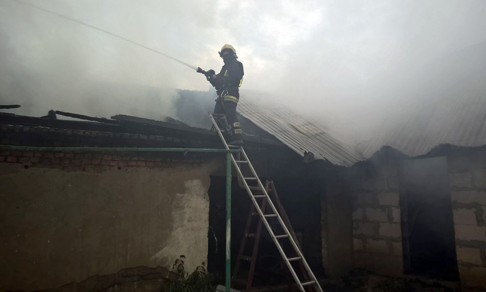 Вогонь поширювався блискавично: на Мукачівщині горіло відразу два будинки (ФОТО)