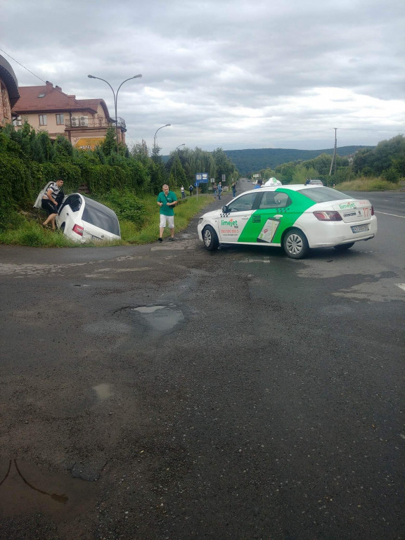 На об'їзній Ужгорода ДТП за участі автомобіля служби таксі (ФОТО)