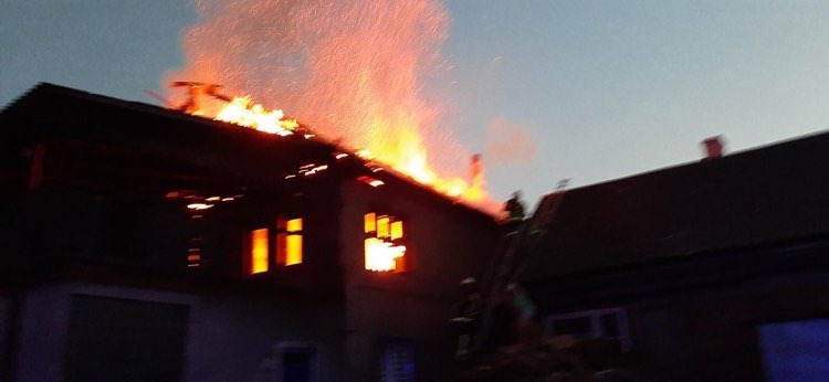 Пожежа у Рахові: вогонь охопив двоповерховий будинок (ФОТО, ВІДЕО)