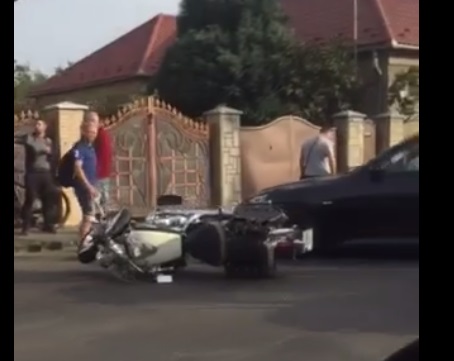 Ранкова ДТП в Мукачеві: під колесами авто опинився мотоцикл (ВІДЕО)