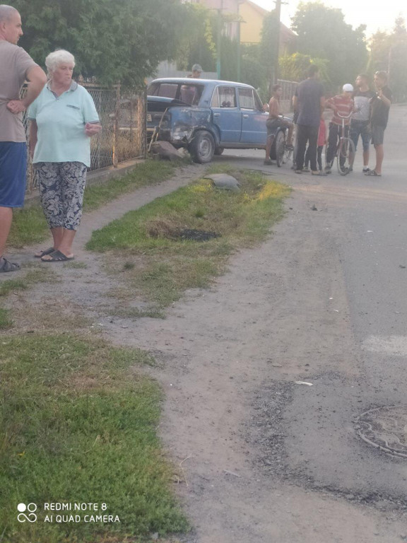 Аварія в Ужгороді: дорогу не поділили мікроавтобус та легковик (ФОТО)