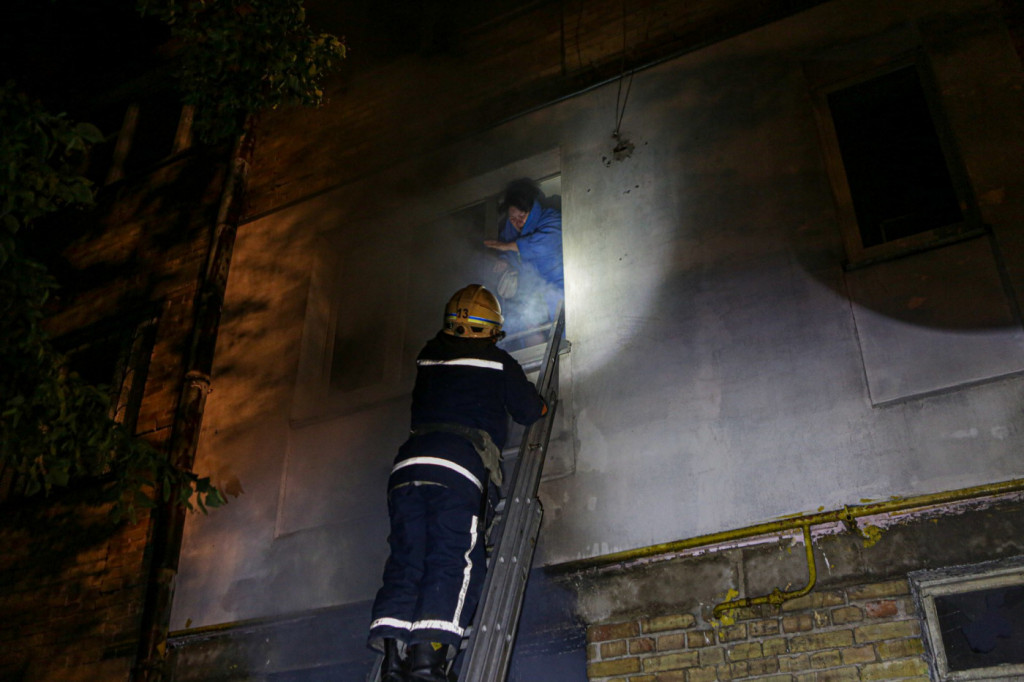 Масштабна пожежа у багатоповерхівці Києва, одна людина загинула (ФОТО)
