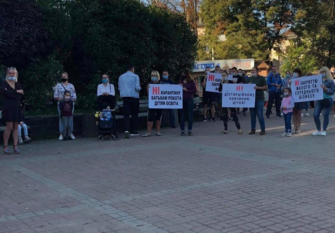 "Ні карантину!" - мешканці Чопа протестують під стінами міськради (ФОТО)