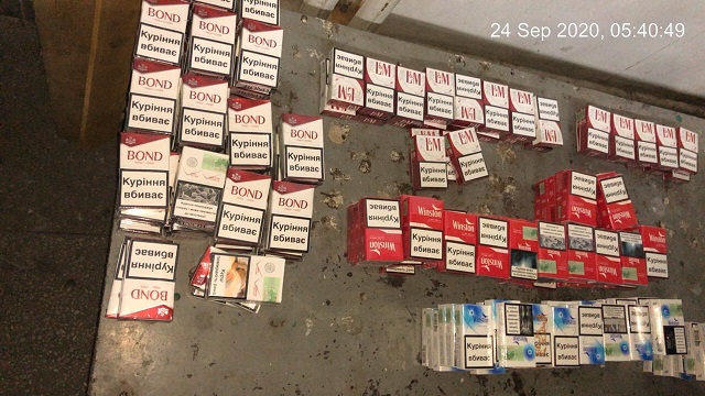 Закарпатські прикордонники зупинили чергову контрабанду цигарок