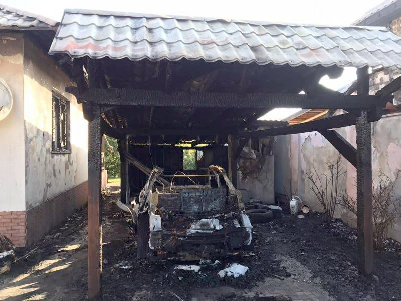 Масштабна пожежа в Ужгороді: автомобіль згорів вщент (ФОТО)