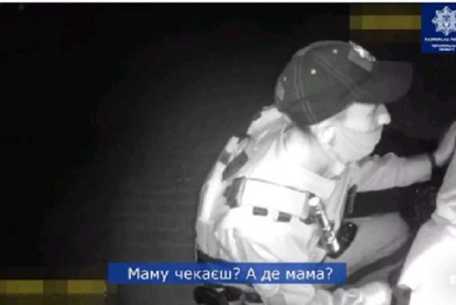 "Чекав маму, а вона не прийшла": у Тернополі вночі знайшли хлопчика, який спав на лавці просто неба (ВІДЕО)